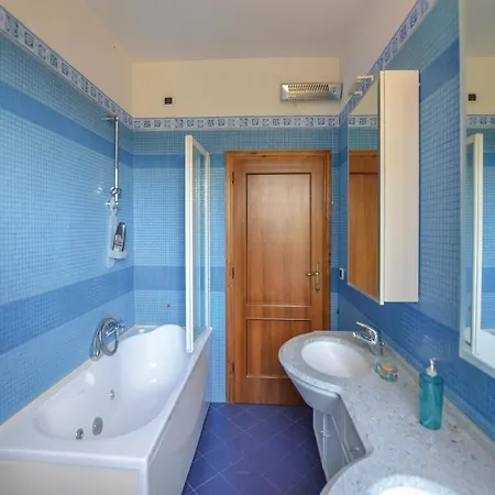Дом отдыха Four-bedroom Holiday In